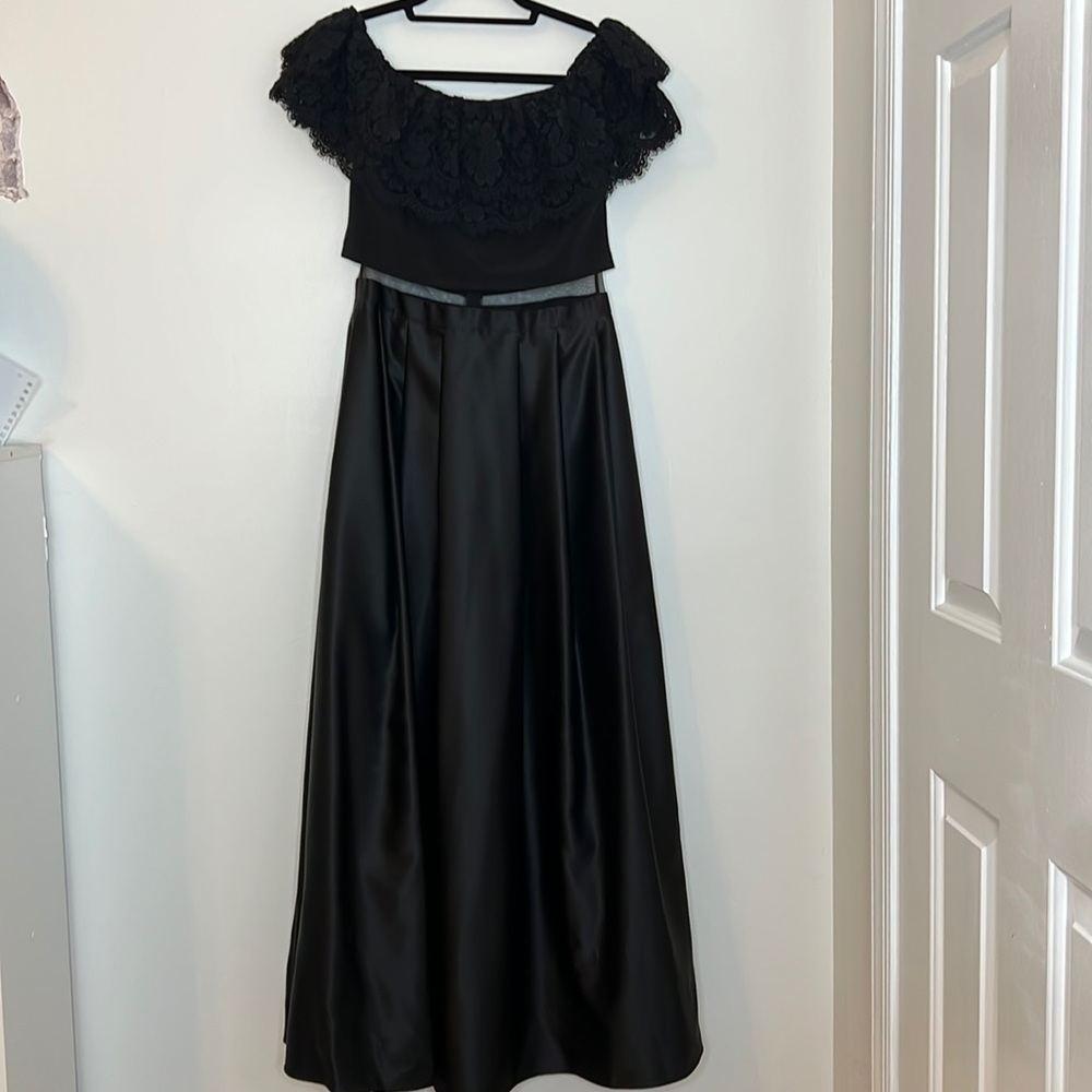 Betsy Adam Black Lace-Trim Off-The-Shoulder Gown 10